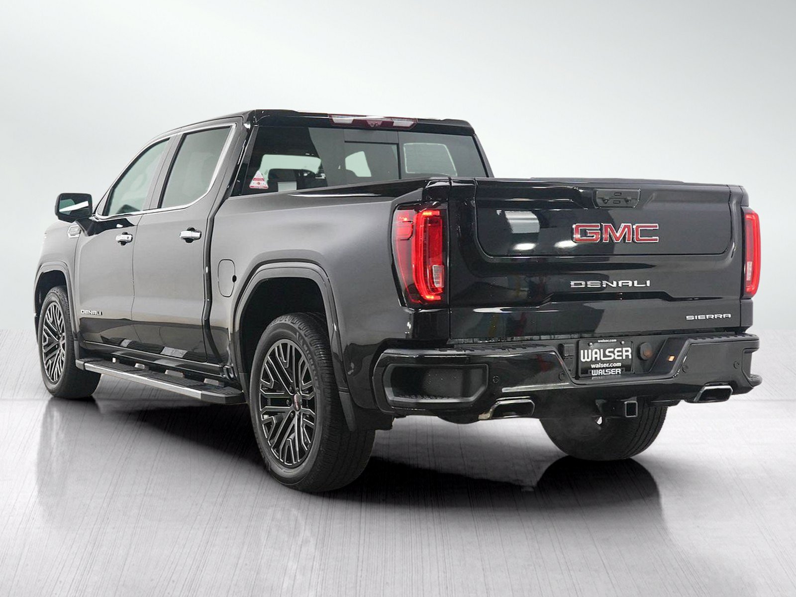 Used 2023 GMC Sierra 1500 Denali w/ Technology Package AWD/4WD image 3