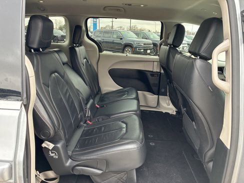 Used 2019 Chrysler Pacifica Touring-L image 22