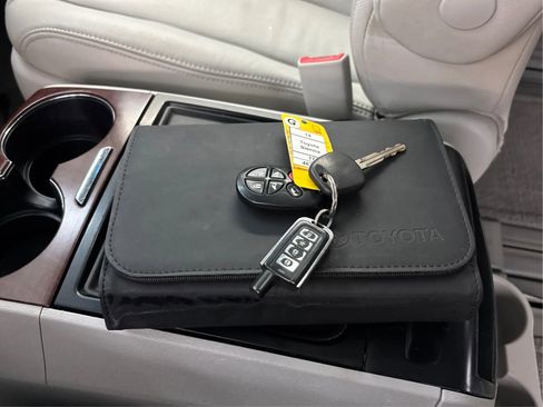 Used 2014 Toyota Sienna XLE image 39