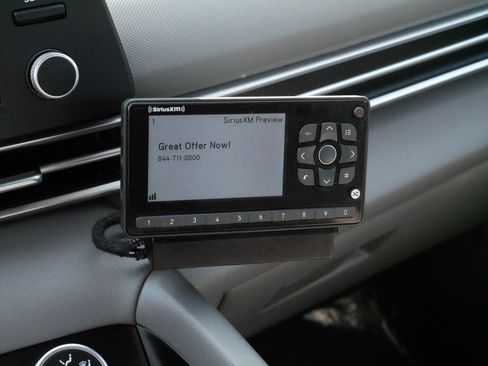Used 2022 Hyundai Elantra SE FWD image 25