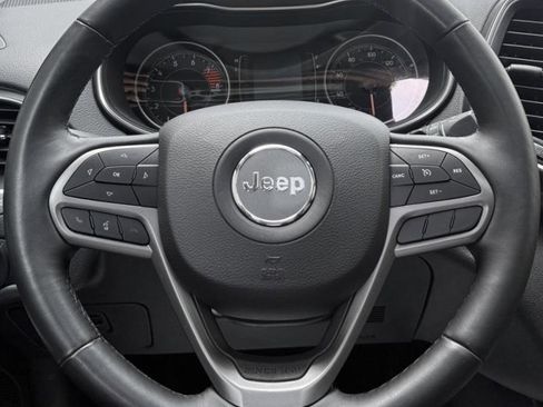 Used 2019 Jeep Cherokee Latitude Plus w/ Cold Weather Group AWD/4WD image 18
