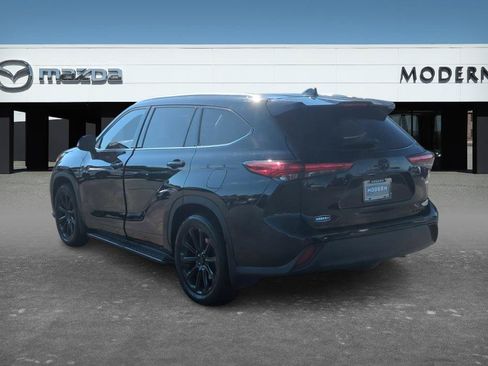 Used 2022 Toyota Highlander XLE AWD/4WD image 3