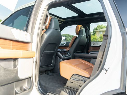 Used 2020 Lincoln Navigator Reserve w/ Luxury Package AWD/4WD image 32
