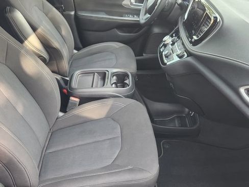 Used 2023 Chrysler Pacifica Touring w/ S Appearance Package FWD image 15