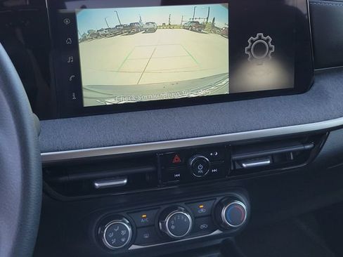 Used 2025 Nissan Kicks SV AWD/4WD image 16