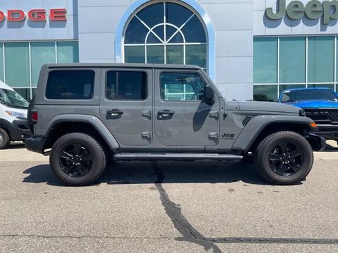 Used 2022 Jeep Wrangler Unlimited Sahara AWD/4WD image 4