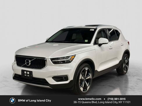Used 2022 Volvo XC40 T5 Momentum AWD/4WD image 1