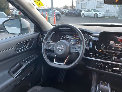 Used 2025 Nissan Pathfinder SV image 36