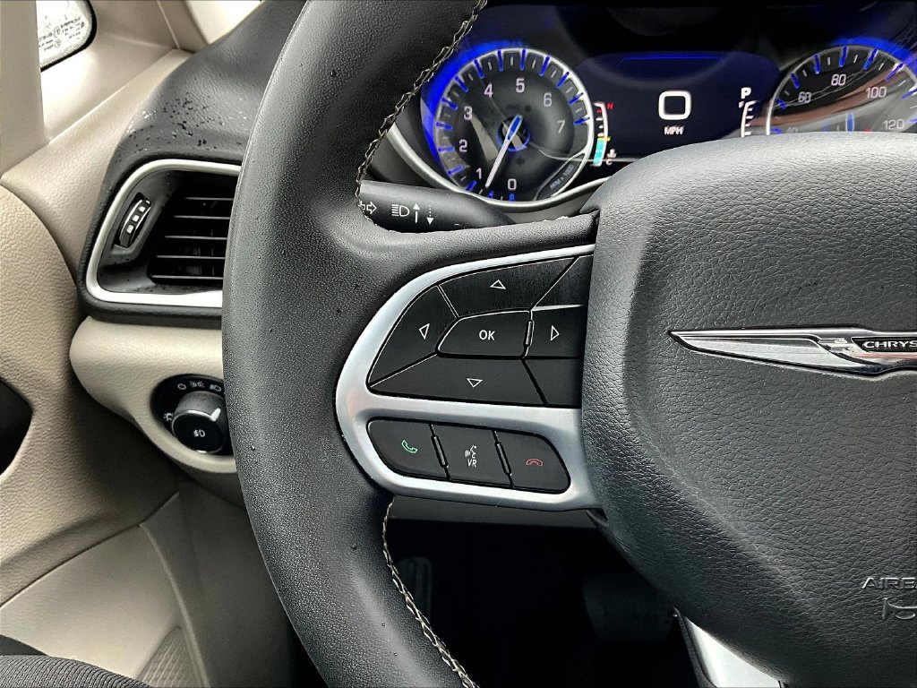Used 2024 Chrysler Pacifica Touring-L FWD image 13