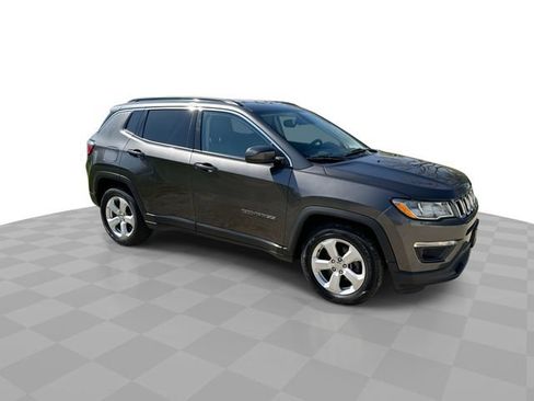 Used 2019 Jeep Compass Latitude FWD image 3