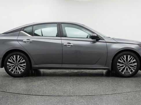 Used 2025 Nissan Altima 2.5 SV FWD image 11