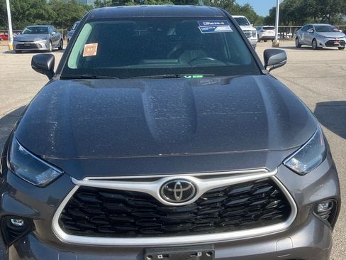 Used 2024 Toyota Highlander LE FWD image 2