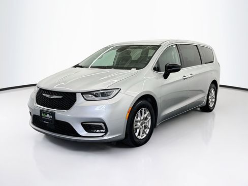 Used 2024 Chrysler Pacifica Touring-L FWD image 3