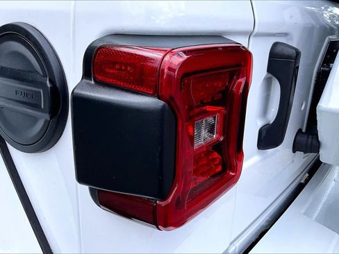 Used 2022 Jeep Wrangler Unlimited Sahara w/ LED Lighting Group AWD/4WD image 26
