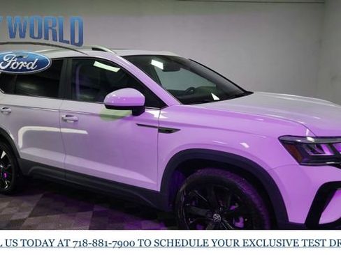 Used 2024 Volkswagen Taos SE w/ Panoramic Sunroof Package image 2