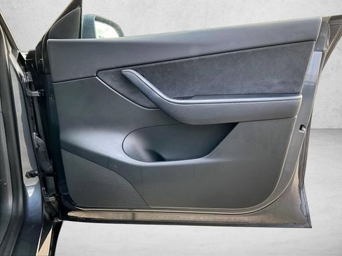Used 2020 Tesla Model Y Long Range image 19