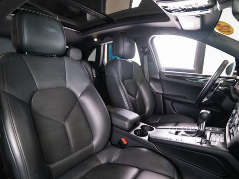 Certified 2020 Porsche Macan AWD/4WD image 16
