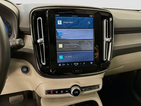 Used 2024 Volvo XC40 B5 Plus image 26