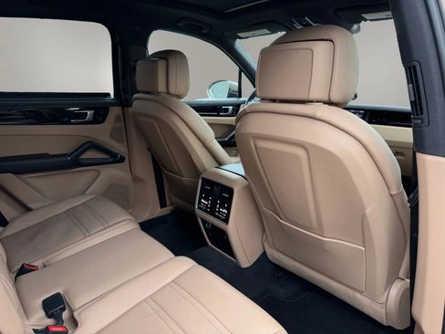 Used 2019 Porsche Cayenne S image 39
