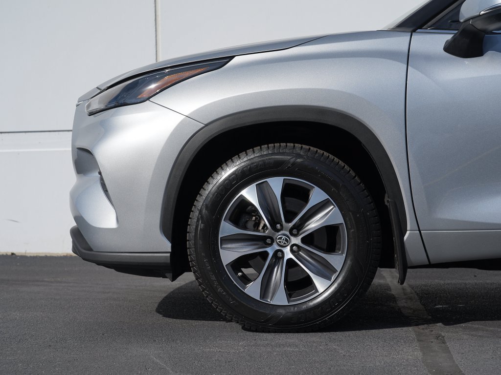 Used 2023 Toyota Highlander XLE AWD/4WD image 12