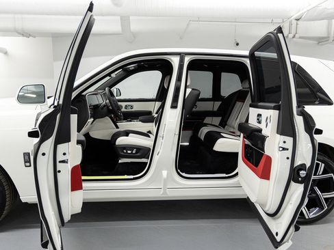 New 2026 Rolls-Royce Cullinan Black Badge image 30