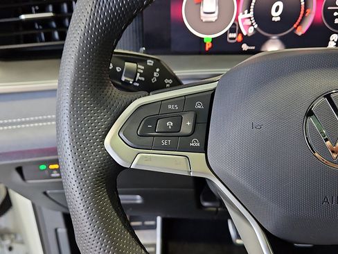 Used 2025 Volkswagen Tiguan SE R-Line image 17