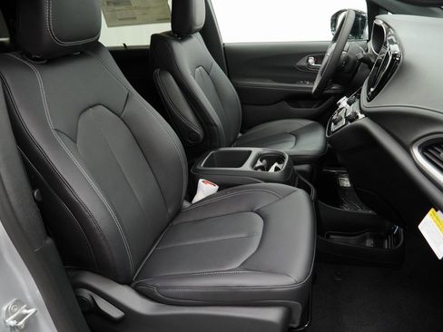New 2026 Chrysler Pacifica Select image 31