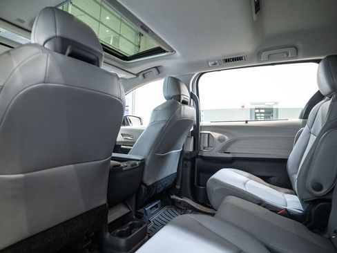 Used 2022 Toyota Sienna XLE image 12