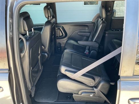 Used 2016 Dodge Grand Caravan SXT image 36
