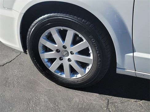 Used 2014 Chrysler Town & Country Touring image 5