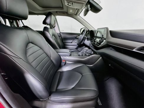 Used 2022 Toyota Highlander XLE FWD image 33