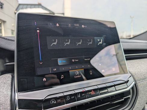 Used 2024 Jeep Compass Latitude image 24