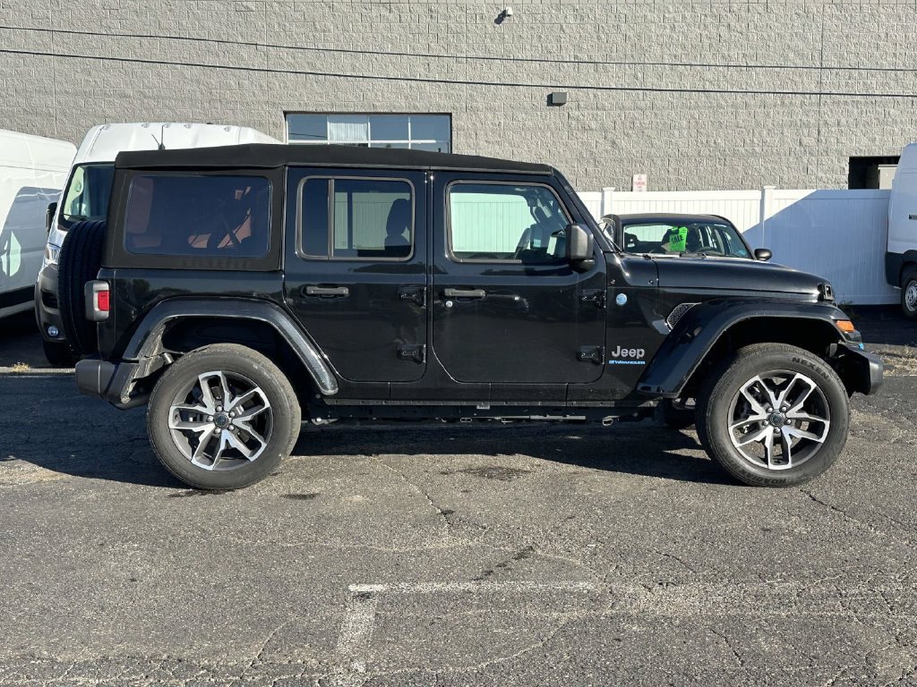 Used 2024 Jeep Wrangler Unlimited w/ Convenience Group AWD/4WD image 2