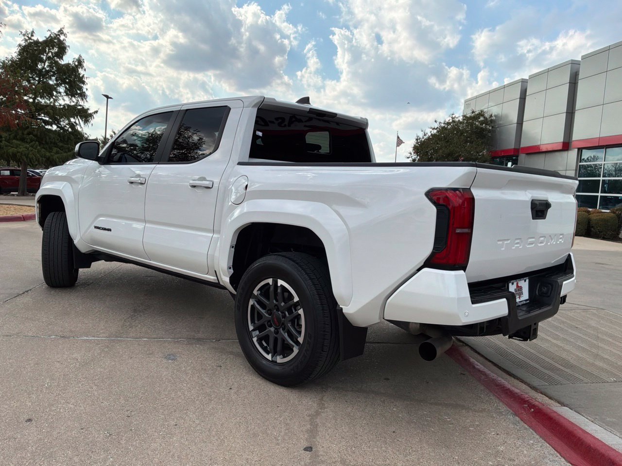 Used 2024 Toyota Tacoma TRD Sport w/ TRD Sport Upgrade Package RWD image 8