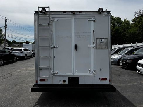 Used 2017 Chevrolet Express 4500 RWD image 5