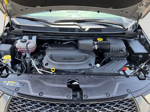Used 2025 Chrysler Pacifica Limited FWD image 9