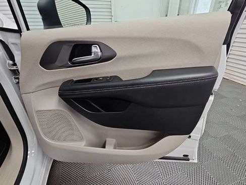 Used 2023 Chrysler Pacifica Touring-L FWD image 39