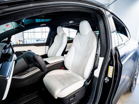 Used 2022 Tesla Model X Plaid image 36