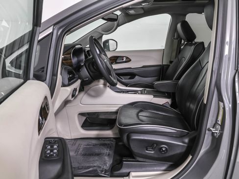 Used 2022 Chrysler Pacifica Limited image 6