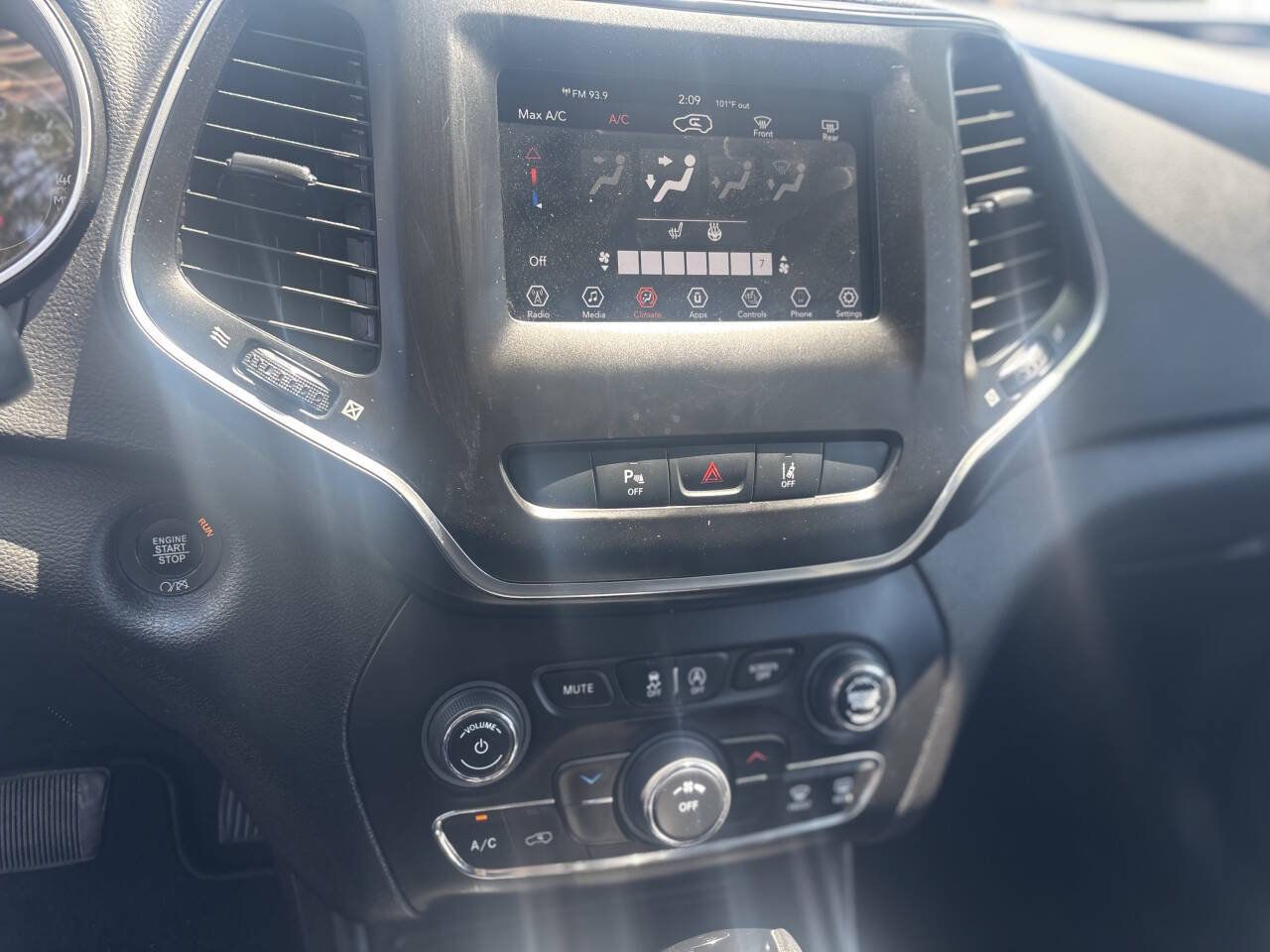 Used 2021 Jeep Cherokee Latitude Plus AWD/4WD image 16
