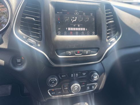 Used 2021 Jeep Cherokee Latitude Plus AWD/4WD image 16