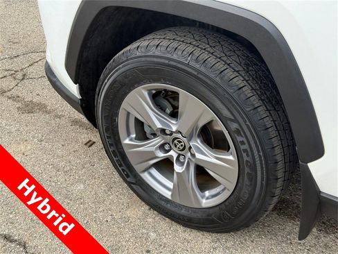 Used 2022 Toyota RAV4 LE image 9