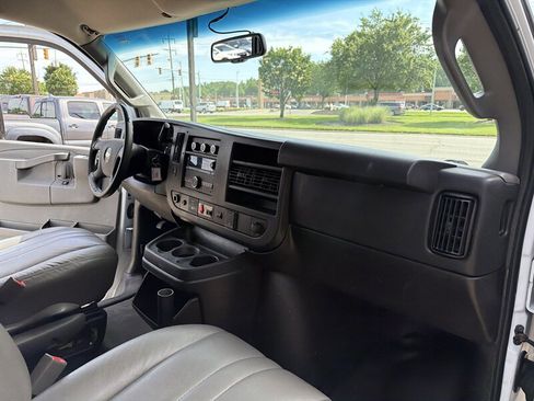Used 2017 Chevrolet Express 2500 RWD image 19
