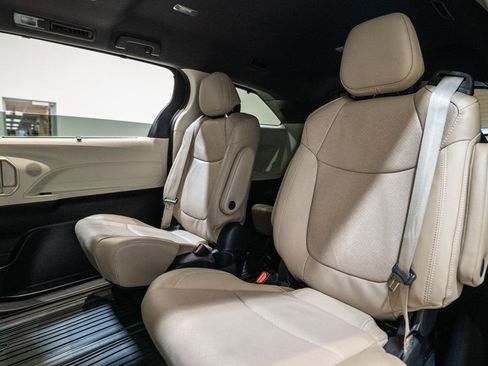 Used 2022 Toyota Sienna Limited image 35