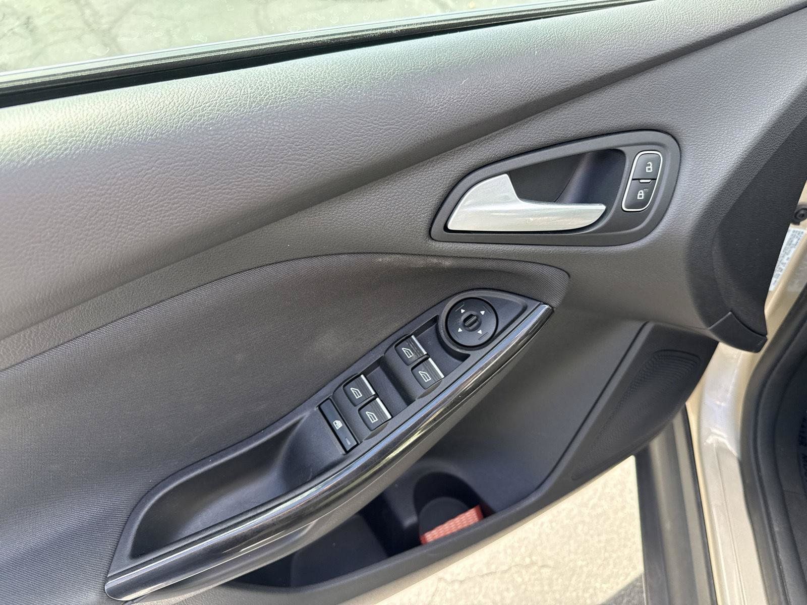 Used 2018 Ford Focus Titanium w/ Titanium Technology Package FWD image 9