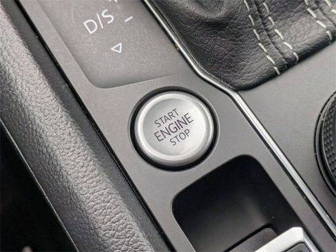 Certified 2022 Volkswagen Atlas SEL R-Line image 31