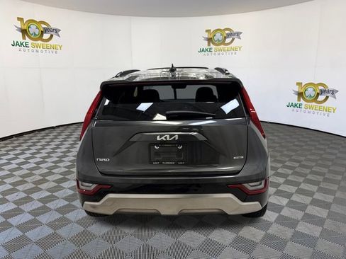 Used 2024 Kia Niro SX Touring image 9