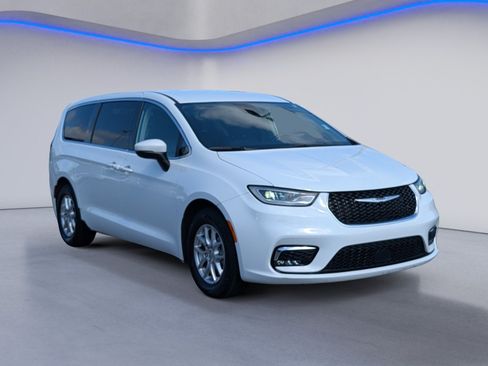 Used 2023 Chrysler Pacifica Touring-L FWD image 5