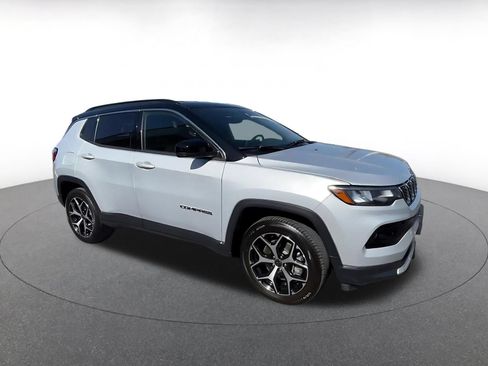 Used 2025 Jeep Compass Limited AWD/4WD image 2