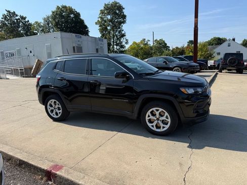 Used 2025 Jeep Compass Latitude w/ Sun & Sound Group AWD/4WD image 5